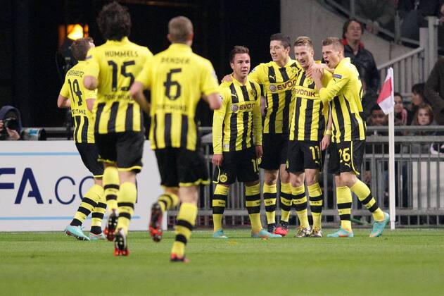 Borussia Dortmund jubelt, freut sich, Jubel, Freude über das 1-0 durch Marco REUS (Borussia Dortmund - BVB - 11) - mit Mario GÖTZE (Borussia Dortmund - BVB - 10), Robert LEWANDOWSKI (Borussia Dortmund - BVB - 9), Lukasz PISZCZEK (Borussia Dortmund - BVB - 26) 21.11.2012 Fussball Champions League Vorrunde 5. Spieltag Gruppe D AJAX Amsterdam - BVB Borussia Dortmund Fussball Maenner Saison 2012 13