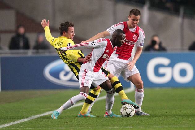 Jody LUKOKI (AJAX Amsterdam - 27) und Niklas MOISANDER (AJAX Amsterdam - 4) versuchen, Mario GÖTZE (Borussia Dortmund - BVB - 10) im Zweikampf vom Ball zu trennen 21.11.2012 Fussball Champions League Vorrunde 5. Spieltag Gruppe D AJAX Amsterdam - BVB Borussia Dortmund Fussball Maenner Saison 2012 13
