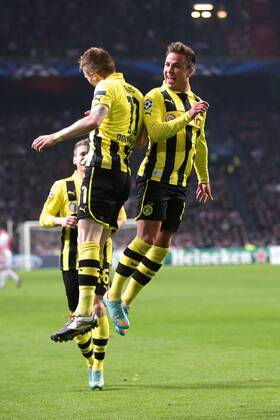 21.11.2012 Fussball Champions League Vorrunde 5. Spieltag Gruppe D AJAX Amsterdam - BVB Borussia Dortmund Fussball Maenner Saison 2012 13 Mario GÖTZE (Borussia Dortmund - BVB - 10) und Marco REUS (Borussia Dortmund - BVB - 11) jubeln über das Tor zum 0-1 in Basketballmanier