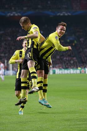 21.11.2012 Fussball Champions League Vorrunde 5. Spieltag Gruppe D AJAX Amsterdam - BVB Borussia Dortmund Fussball Maenner Saison 2012 13 Mario GÖTZE (Borussia Dortmund - BVB - 10) und Marco REUS (Borussia Dortmund - BVB - 11) bejubeln das Tor zum 0-1 durch Marco REUS (Borussia Dortmund - BVB - 11)
