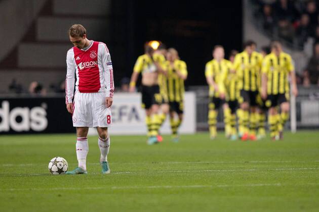 Christian ERIKSEN (AJAX Amsterdam - 8) enttäuscht, frustriert, Entaeuschung, Frust, Emotionen wahrend im Hintergrund der BVB jubelt über das 0-1 21.11.2012 Fussball Champions League Vorrunde 5. Spieltag Gruppe D AJAX Amsterdam - BVB Borussia Dortmund Fussball Maenner Saison 2012 13