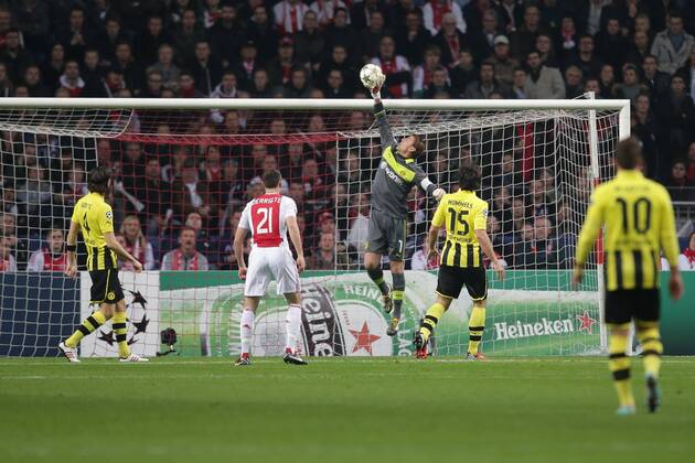 21.11.2012 Fussball Champions League Vorrunde 5. Spieltag Gruppe D AJAX Amsterdam - BVB Borussia Dortmund Fussball Maenner Saison 2012 13 Roman WEIDENFELLER (Torwart Borussia Dortmund - BVB - 1) rettet in höchster Not