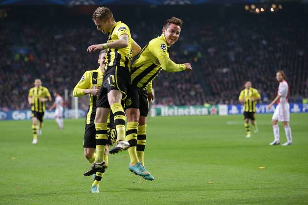 21.11.2012 Fussball Champions League Vorrunde 5. Spieltag Gruppe D AJAX Amsterdam - BVB Borussia Dortmund Fussball Maenner Saison 2012 13 Mario GÖTZE (Borussia Dortmund - BVB - 10) und Marco REUS (Borussia Dortmund - BVB - 11) bejubeln das Tor zum 0-1 durch Marco REUS (Borussia Dortmund - BVB - 11)