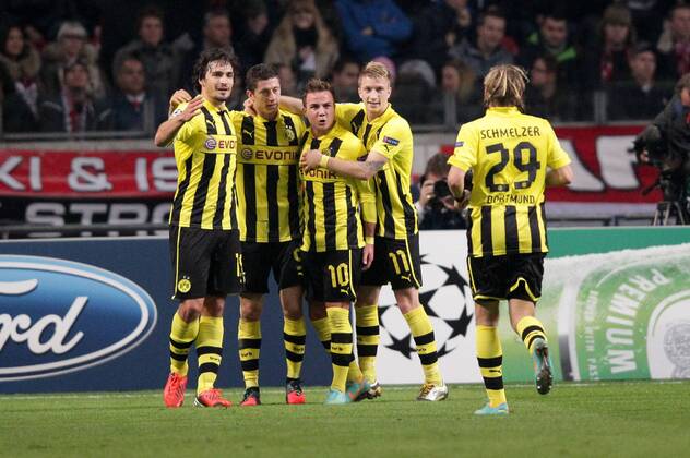 Dortmund jubelt, freut sich, Jubel, Freude nach 0-3 - Mats HUMMELS (Borussia Dortmund - BVB - 15), Robert LEWANDOWSKI (Borussia Dortmund - BVB - 9), Mario GÖTZE (Borussia Dortmund - BVB - 10), Marco REUS (Borussia Dortmund - BVB - 11), Marcel SCHMELZER (Borussia Dortmund - BVB - 29) 21.11.2012 Fussball Champions League Vorrunde 5. Spieltag Gruppe D AJAX Amsterdam - BVB Borussia Dortmund Fussball Maenner Saison 2012 13
