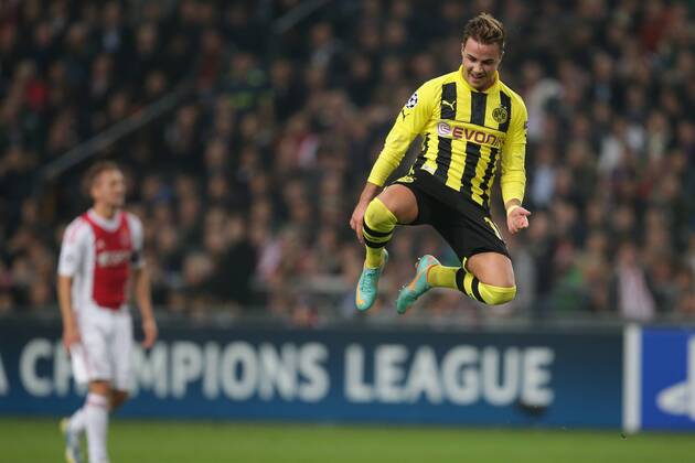 21.11.2012 Fussball Champions League Vorrunde 5. Spieltag Gruppe D AJAX Amsterdam - BVB Borussia Dortmund Fussball Maenner Saison 2012 13 Mario GÖTZE (Borussia Dortmund - BVB - 10) bejubelt sein Tor zum 0jubelt nach seinem 2:0 Champions League LOGO im Hintergrund