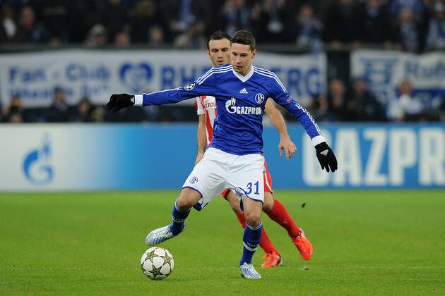 Fußball Champions League -- FC Schalke 04 - Olympiakos Piräus -- am 21.11.2012 in der Veltins-Arena in Gelsenkirchen Julian Draxler ( Schalke ), vorne - Paulo Machado ( Piräus ), hinten