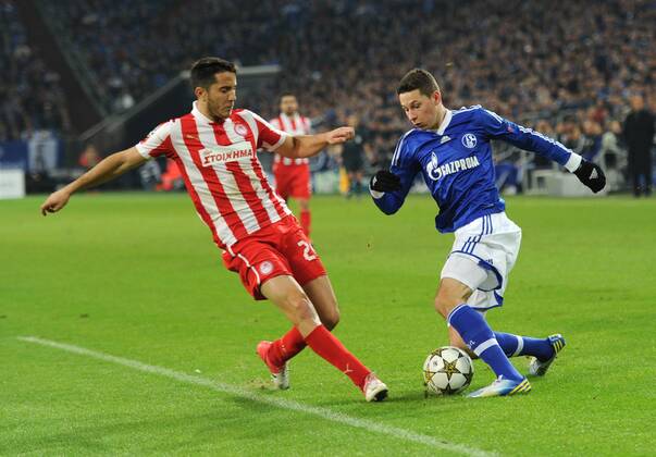 21-11-2012, Fussball, Saison 2012-2013, UEFA Champions League, Gruppenphase, FC Schalke 04 - Olympiakos Piräus, Julian Draxler (Schalke 04), re., gegen Konstantinos Manolas (Olympiakos Piräus)