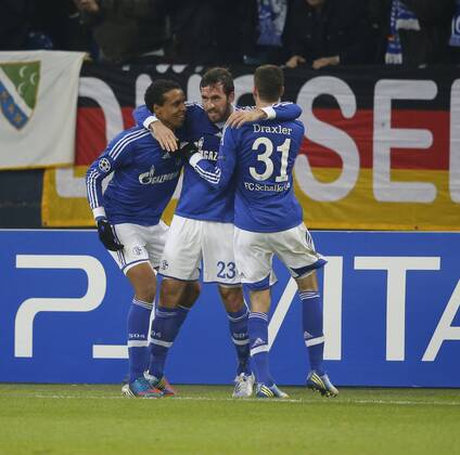 Fussball, Herren UEFA, Champions League, Saison 2012 2013, Gruppe B, FC Schalke 04 vs Olympiakos Piräus 21.11.2012, Arena auf Schalke Gelsenkirchen, Joel Matip, Christian Fuchs, Julian Draxler, Torjubeln