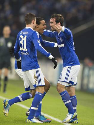 Gelsenkirchen, 21.11.2012, Veltins Arena, Fußball Torjubel: Julian Draxler (S04), Joel Matip (S04), Christian Fuchs (S04) FC Schalke 04 - Olympiakos Piräus