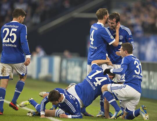 Gelsenkirchen, 21.11.2012, Veltins Arena, Fußball Torjubel: Klaas Jan Huntelaar (S04), Roman Neustädter (S04), Kyriakos Papadopoulos (S04), Benedikt Höwedes (S04), Christian Fuchs (S04), Julian Draxler (S04) FC Schalke 04 - Olympiakos Piräus