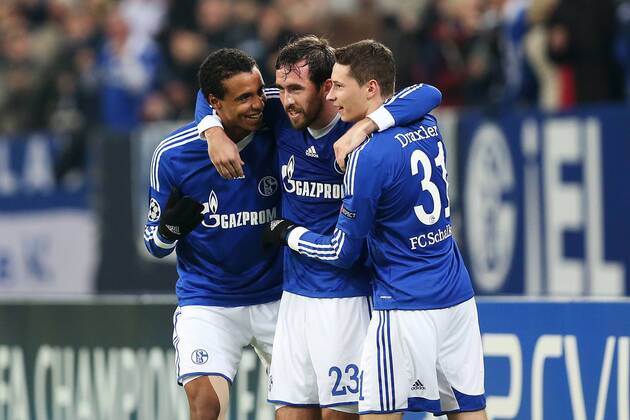 Fußball Champions League -- FC Schalke 04 - Olympiakos Piräus -- am 21.12.2012 in der Veltins-Arena in Gelsenkirchen Torjubel Schalke zum 1:0 durch Joel Matip ( Schalke ), links - Christian Fuchs ( Schalke ), mitte - Julian Draxler ( Schalke ), rechts