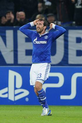 Fußball Champions League -- FC Schalke 04 - Olympiakos Piräus -- am 21.11.2012 in der Veltins-Arena in Gelsenkirchen Torjubel zum 1:0 durch Christian Fuchs ( Schalke )