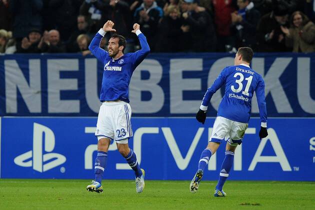 Fußball Champions League -- FC Schalke 04 - Olympiakos Piräus -- am 21.11.2012 in der Veltins-Arena in Gelsenkirchen Torjubel zum 1:0 durch Christian Fuchs ( Schalke ), links - Julian Draxler ( Schalke ), rechts