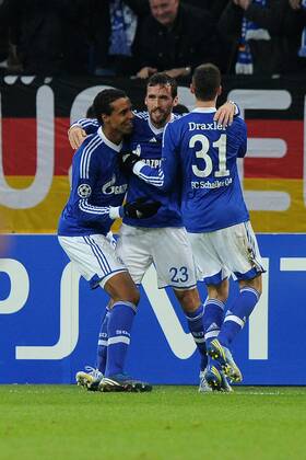 Fußball Champions League -- FC Schalke 04 - Olympiakos Piräus -- am 21.11.2012 in der Veltins-Arena in Gelsenkirchen Torjubel zum 1:0 durch Christian Fuchs ( Schalke ), mitte - Joel Matip ( Schalke ), links - Julian Draxler ( Schalke ), rechts