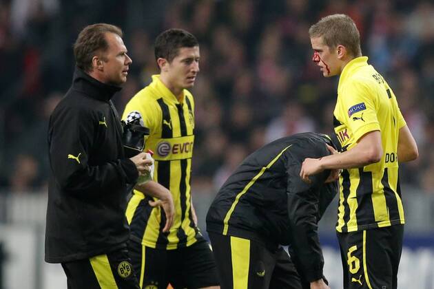 21.11.2012 Fussball Champions League Vorrunde 5. Spieltag Gruppe D AJAX Amsterdam - BVB Borussia Dortmund Fussball Maenner Saison 2012 13 Sven BENDER (Borussia Dortmund - BVB - 6) blutet nach dem Duell mit Eyong ENOH (AJAX Amsterdam - 6)