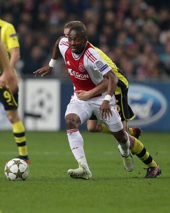 21.11.2012 Fussball Champions League Vorrunde 5. Spieltag Gruppe D AJAX Amsterdam - BVB Borussia Dortmund Fussball Maenner Saison 2012 13 Eyong ENOH (AJAX Amsterdam - 6) trifft Sven BENDER (Borussia Dortmund - BVB - 6) mitten ins Gesicht Sven BENDER (Borussia Dortmund - BVB - 6) muss darauf hin ausgewechselt werden