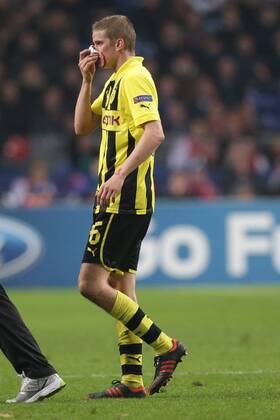 21.11.2012 Fussball Champions League Vorrunde 5. Spieltag Gruppe D AJAX Amsterdam - BVB Borussia Dortmund Fussball Maenner Saison 2012 13 Sven BENDER (Borussia Dortmund - BVB - 6) verlässt blutend das Feld