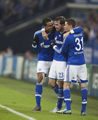 Gelsenkirchen, 21.11.2012, Veltins Arena, Fußball Torjubel: Joel Matip (S04), Christian Fuchs (S04), Julian Draxler (S04) FC Schalke 04 - Olympiakos Piräus