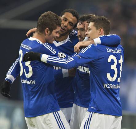 Gelsenkirchen, 21.11.2012, Veltins Arena, Fußball Torjubel: Roman Neustädter (S04), Joel Matip (S04), Christian Fuchs (S04), Julian Draxler (S04) FC Schalke 04 - Olympiakos Piräus