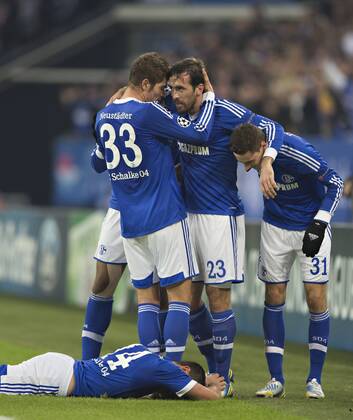 Gelsenkirchen, 21.11.2012, Veltins Arena, Fußball Torjubel: Roman Neustädter (S04), Kyriakos Papadopoulos (S04) liegt Christian Fuchs (S04) zu Füßen, Julian Draxler (S04) FC Schalke 04 - Olympiakos Piräus