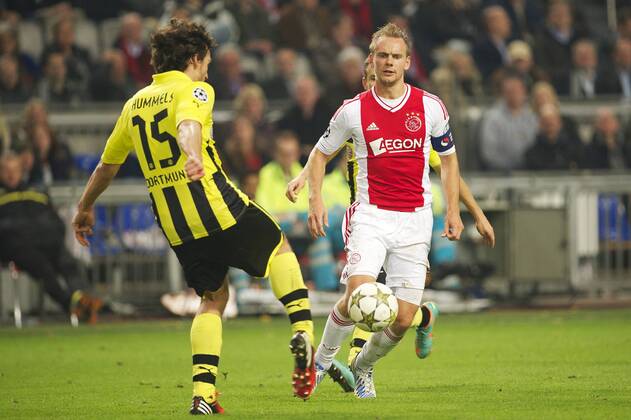 (L-R) Mats Hummels of Borussia Dortmund, Siem de Jong of Ajax during the Champions League match between Ajax Amsterdam and Borussia Dortmund at the Amsterdam Arena on November 21, 2012 in Amsterdam - Ajax Amsterdam v Borussia Dortmund Champions League 2012 2013 xVIxWillemxJanxDijkdrentxIVx 1258542