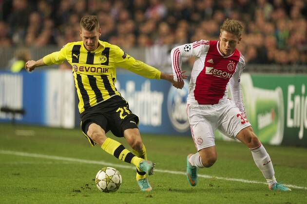 (L-R) Lukasz Piszczek of Borussia Dortmund, Viktor Fischer of Ajax during the Champions League match between Ajax Amsterdam and Borussia Dortmund at the Amsterdam Arena on November 21, 2012 in Amsterdam - Ajax Amsterdam v Borussia Dortmund Champions League 2012 2013 xVIxWillemxJanxDijkdrentxIVx 1258876