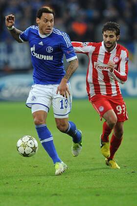 Fußball Champions League -- FC Schalke 04 - Olympiakos Piräus -- am 21.11.2012 in der Veltins-Arena in Gelsenkirchen Jermaine Jones ( Schalke ), links - Djamel Abdoun ( Piräus ), rechts
