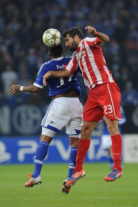 Fußball Champions League -- FC Schalke 04 - Olympiakos Piräus -- am 21.11.2012 in der Veltins-Arena in Gelsenkirchen Jefferson Farfan ( Schalke ), links - Dimitris Siovas ( Piräus ), rechts