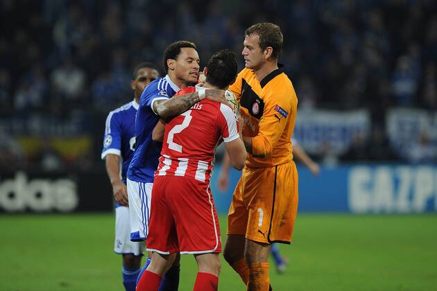 Fußball Champions League -- FC Schalke 04 - Olympiakos Piräus -- am 21.11.2012 in der Veltins-Arena in Gelsenkirchen Jermaine Jones ( Schalke ), links - Giannis Maniatis ( Piräus ), mitte - Roy Carroll ( Piräus ), rechts