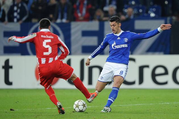 Fußball Champions League -- FC Schalke 04 - Olympiakos Piräus -- am 21.11.2012 in der Veltins-Arena in Gelsenkirchen Paulo Machado ( Piräus ), links - Ciprian Marica ( Schalke ), rechts
