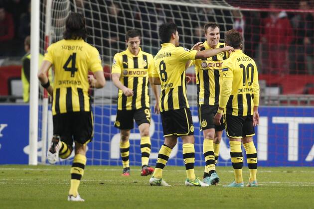 Borussia Dortmund celebrates the goal by Mario Götze (right) 