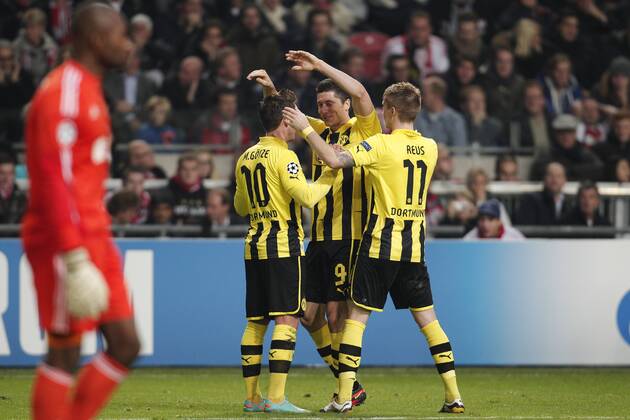 Robert Lewandowski celebrates his goal 