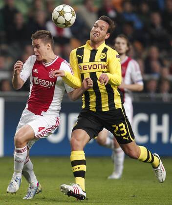 Niklas Moisander in duel with Julian Schieber 