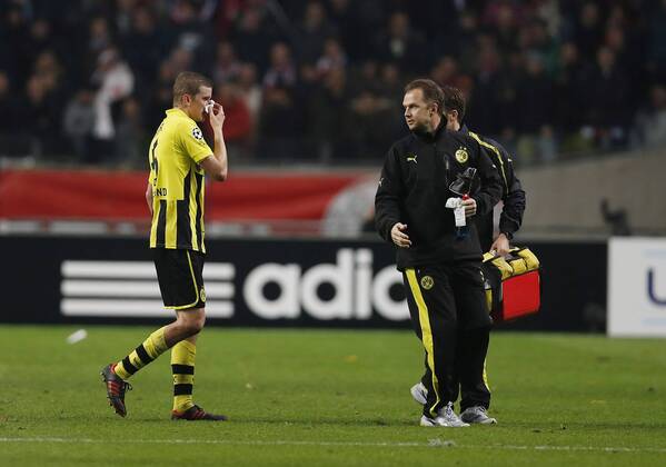 Amsterdam, Fussball Champions League 2012 2013 - Ajax Amsterdam - Borussia Dortmund 1:4 -- Sven BENDER (BVB) -li.- musste verletzt ausscheiden
