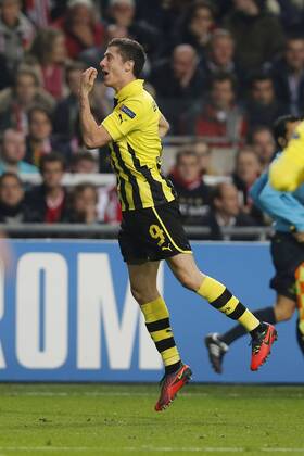 Amsterdam, Fussball Champions League 2012 2013 - Ajax Amsterdam - Borussia Dortmund 1:4 -- Robert LEWANDOWSKI (BVB) hebt vor Freude über seinen Treffer zum 4-1 ab