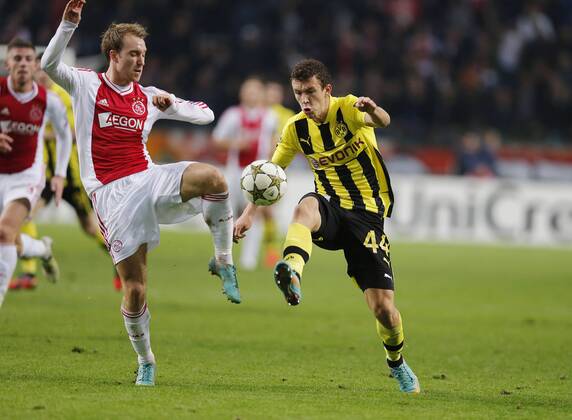 Amsterdam, Fussball Champions League 2012 2013 - Ajax Amsterdam - Borussia Dortmund 1:4 -- Ivan PERISIC (BVB) -re.- im Zweikampf mit Christian ERIKSEN (AJAX) -li.-
