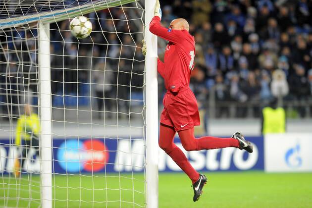 Malaga s goalie Willy Caballero seen in a UEFA Champions League Group C Round 5 football match against Zenit St. Petersburg at Petrovsky Stadium. Zenit St. Petersburg vs CF Malaga  kurios komik RE10E00B