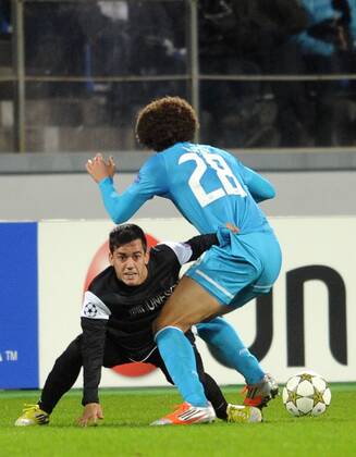 Malaga s Roque Santa Cruz (L) and Zenit s Axel Witsel fight for the ball in their UEFA Champions League Group C Round 5 football match at Petrovsky Stadium. Zenit St. Petersburg vs CF Malaga  kurios RE10E01C