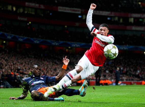 Alex Oxlade-Chamberlain (R) of Arsenal competes during the UEFA Champions League Group B match between Arsenal and Montpellier in London, Britain, Nov. 21, 2012. Arsenal won 2-0. (Xinhua Tang Shi) (jyc) FC ARSENAL LONDON VS MONTPELLIER HSC - 
