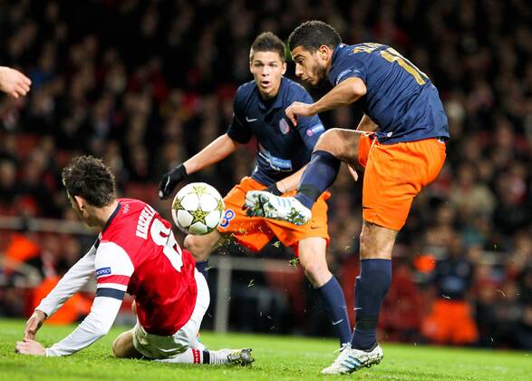 Younes Belhanda (R) of Montpellier shoots the ball during the UEFA Champions League Group B match between Arsenal and Montpellier in London, Britain, Nov. 21, 2012. Arsenal won 2-0. (Xinhua Tang Shi) (jyc) FC ARSENAL LONDON VS MONTPELLIER HSC - 