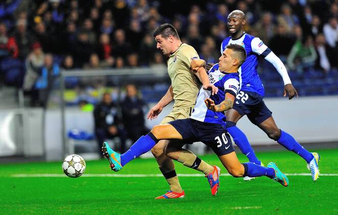 Nov. 21, 2012 - O Porto, O Porto, Portugal - MARCELO BROZOVIC Dinamo intend to do a goal under the pression by NICOLAS OTAMENDI Porto at the Estadio do Dragao. -- FC Porto - Dinamo Zagreb 3:0 --  - ZUMAm11