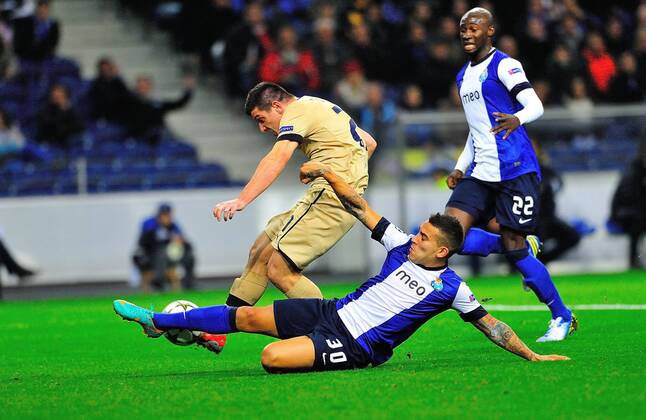 Nov. 21, 2012 - O Porto, O Porto, Portugal - MARCELO BROZOVIC, is stopped by NICOLAS OTAMENDI, The FC Porto won 3-0 at the Estadio do Dragao. -- FC Porto - Dinamo Zagreb 3:0 --  - ZUMAm11