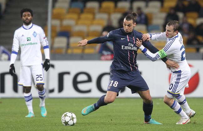 21.11.2012 Kiev, Ukraine. Zlatan Ibrahimovic (L) of PSG fights for the ball with Oleh Gusev (R) of Dynamo Kyiv during their UEFA Champions League, Group stage (Group A) soccer match of Ukrainian FC Dynamo Kyiv vs Paris Saint-Germain FC of France at the Olimpiyskiy stadium. xEvheniyxMaloletkax  ActionPlus3199