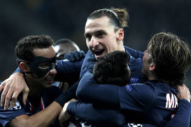 21.11.2012 Kiev, Ukraine. PSG players jubilate after Ezequiel Lavezzi scored a goal during their UEFA Champions League, Group stage (Group A) soccer match of Ukrainian FC Dynamo Kyiv vs Paris Saint-Germain FC of France at the Olimpiyskiy stadium. xEvheniyxMaloletkax  ActionPlus3201