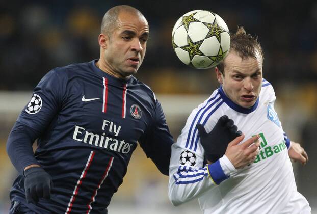 21.11.2012 Kiev, Ukraine. Alex (L) of PSG fights for the ball with Oleh Gusev (R) of Dynamo Kyiv during their UEFA Champions League, Group stage (Group A) soccer match of Ukrainian FC Dynamo Kyiv vs Paris Saint-Germain FC of France at the Olimpiyskiy stadium. xEvheniyxMaloletkax  ActionPlus3203