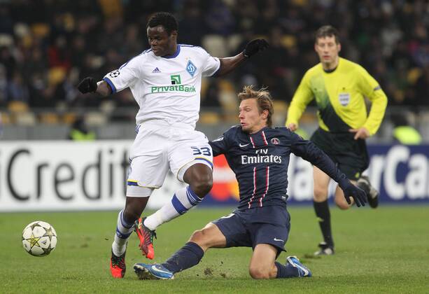 21.11.2012 Kiev, Ukraine. Gregory van der Wiel (R) of PSG fights for the ball with Taye Taiwo (L) of Dynamo Kyiv during their UEFA Champions League, Group stage (Group A) soccer match of Ukrainian FC Dynamo Kyiv vs Paris Saint-Germain FC of France at the Olimpiyskiy stadium. xEvheniyxMaloletkax  ActionPlus3204