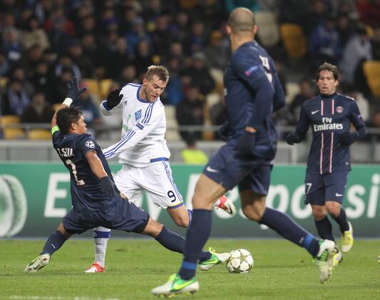 21.11.2012 Kiev, Ukraine. Thigo Silva (L) of PSG fights for the ball with Andriy Yarmolenko (R) of Dynamo Kyiv during their UEFA Champions League, Group stage (Group A) soccer match of Ukrainian FC Dynamo Kyiv vs Paris Saint-Germain FC of France at the Olimpiyskiy stadium. xEvheniyxMaloletkax  ActionPlus3205