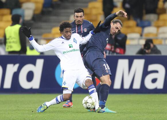 21.11.2012 Kiev, Ukraine. Zlatan Ibrahimovic (R) of PSG fights for the ball with Betao (L) of Dynamo Kyiv during their UEFA Champions League, Group stage (Group A) soccer match of Ukrainian FC Dynamo Kyiv vs Paris Saint-Germain FC of France at the Olimpiyskiy stadium. xEvheniyxMaloletkax  ActionPlus3207