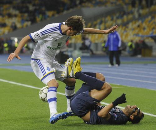 21.11.2012 Kiev, Ukraine. Nene (R) of PSG fights for the ball with Denis Garmash (L) of Dynamo Kyiv during their UEFA Champions League, Group stage (Group A) soccer match of Ukrainian FC Dynamo Kyiv vs Paris Saint-Germain FC of France at the Olimpiyskiy stadium. xEvheniyxMaloletkax  ActionPlus3208