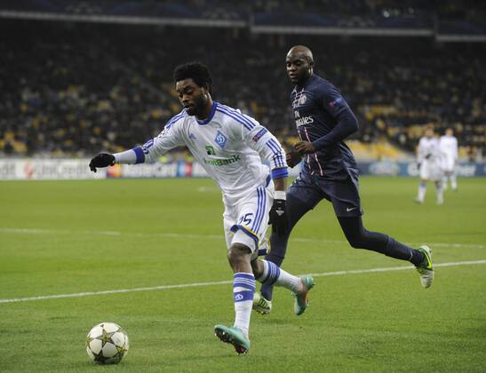 21.11.2012 Kiev, Ukraine. Mohamed Sossiko (R) of PSG fights for the ball with Lukman Haruna (L) of Dynamo Kyiv during their UEFA Champions League, Group stage (Group A) soccer match of Ukrainian FC Dynamo Kyiv vs Paris Saint-Germain FC of France at the Olimpiyskiy stadium. xEvheniyxMaloletkax  ActionPlus3210